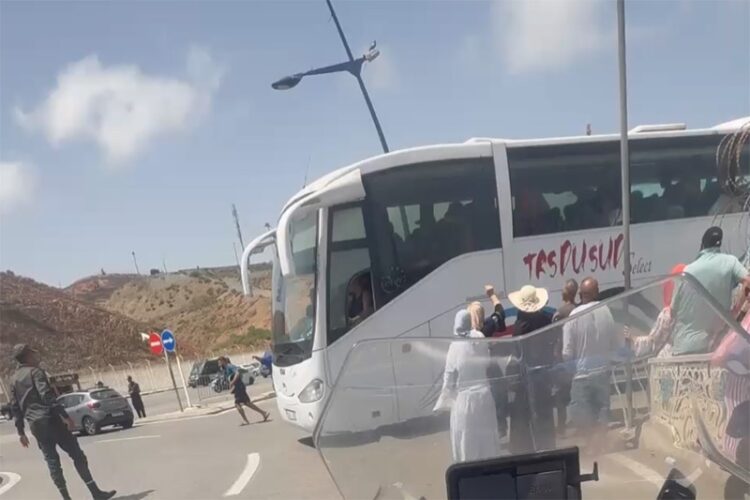 madres-lloran-hijos-deportados-sur-marruecos-cruzar-ceuta