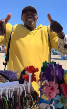 otra-cara-inmigracion-abu-camaron-africano-llego-patera-alegra-playa-2