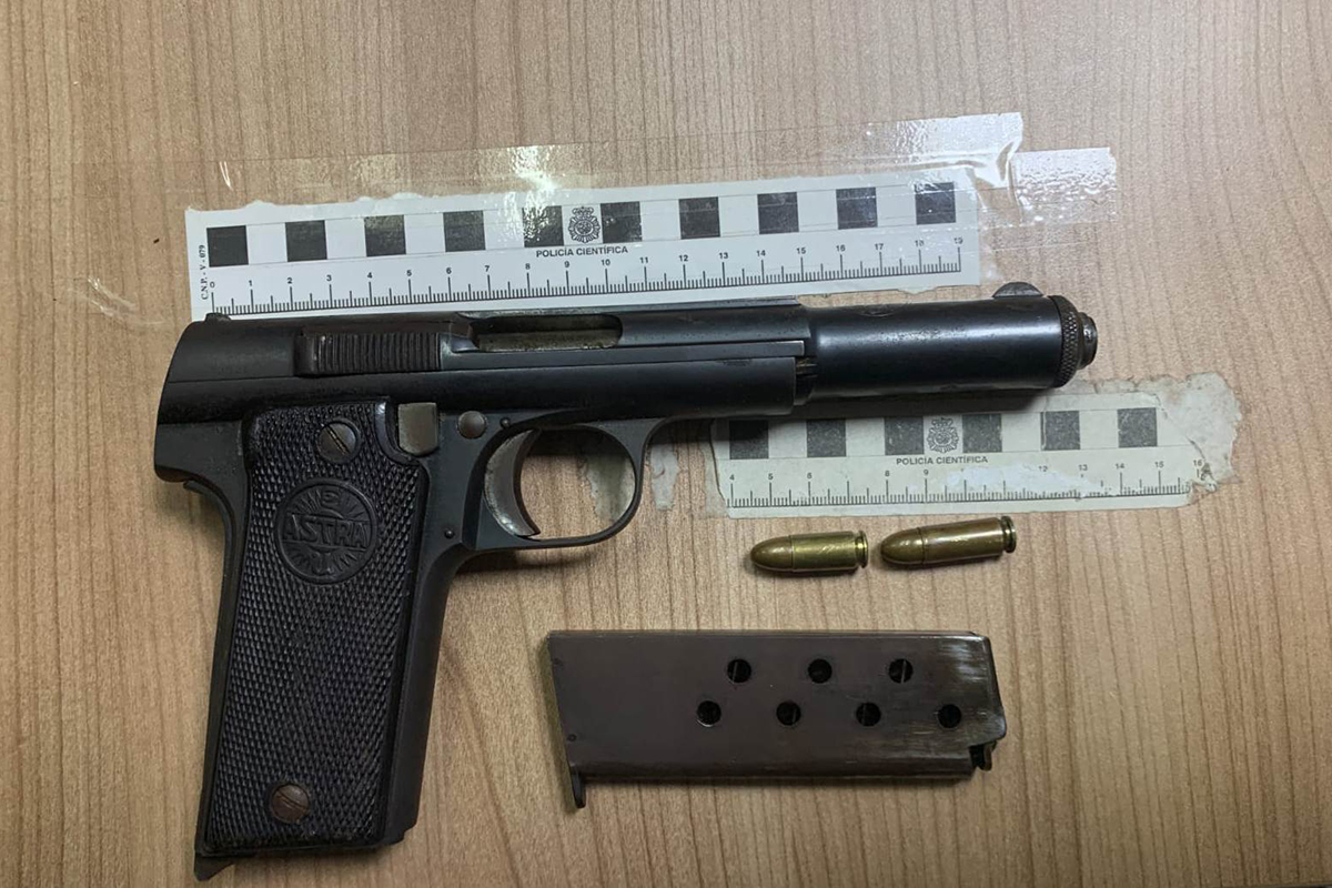 pistola-intervenida-detenido-juan-carlos-i-preparada-disparar-001