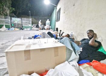 portada-inmigrantes-durmiendo-fuera-ceti-30-agosto-2025-11
