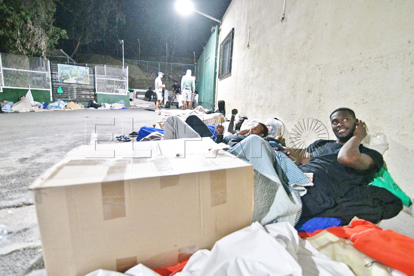 portada-inmigrantes-durmiendo-fuera-ceti-30-agosto-2025-11