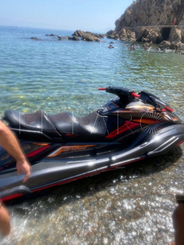 tres-personas-huyen-moto-playa-potabilizadora