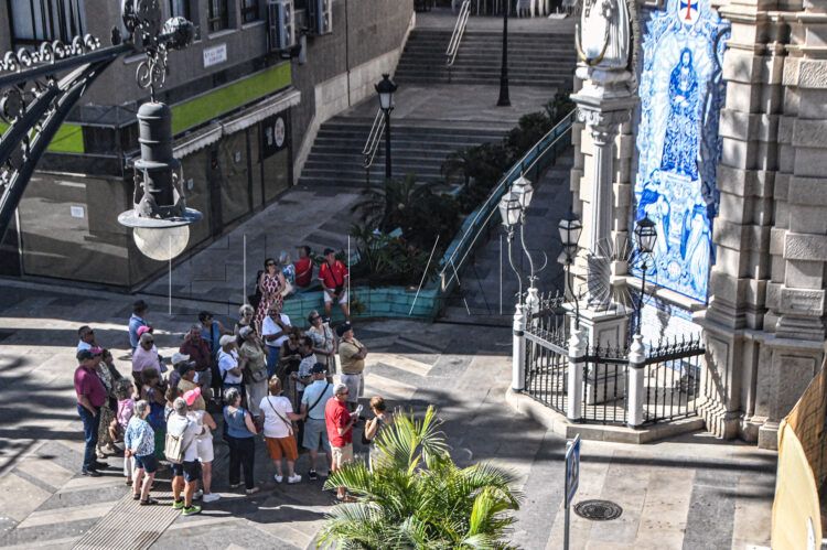 turistas-gran-via-ceuta-turismo-2