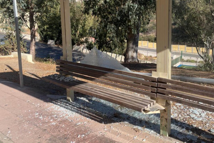 vandalismo-destrozada-marquesina-autobus-principe-004