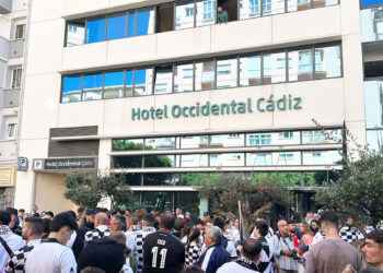 aficion-canta-jugadores-ceuta-antes-partido-cadiz