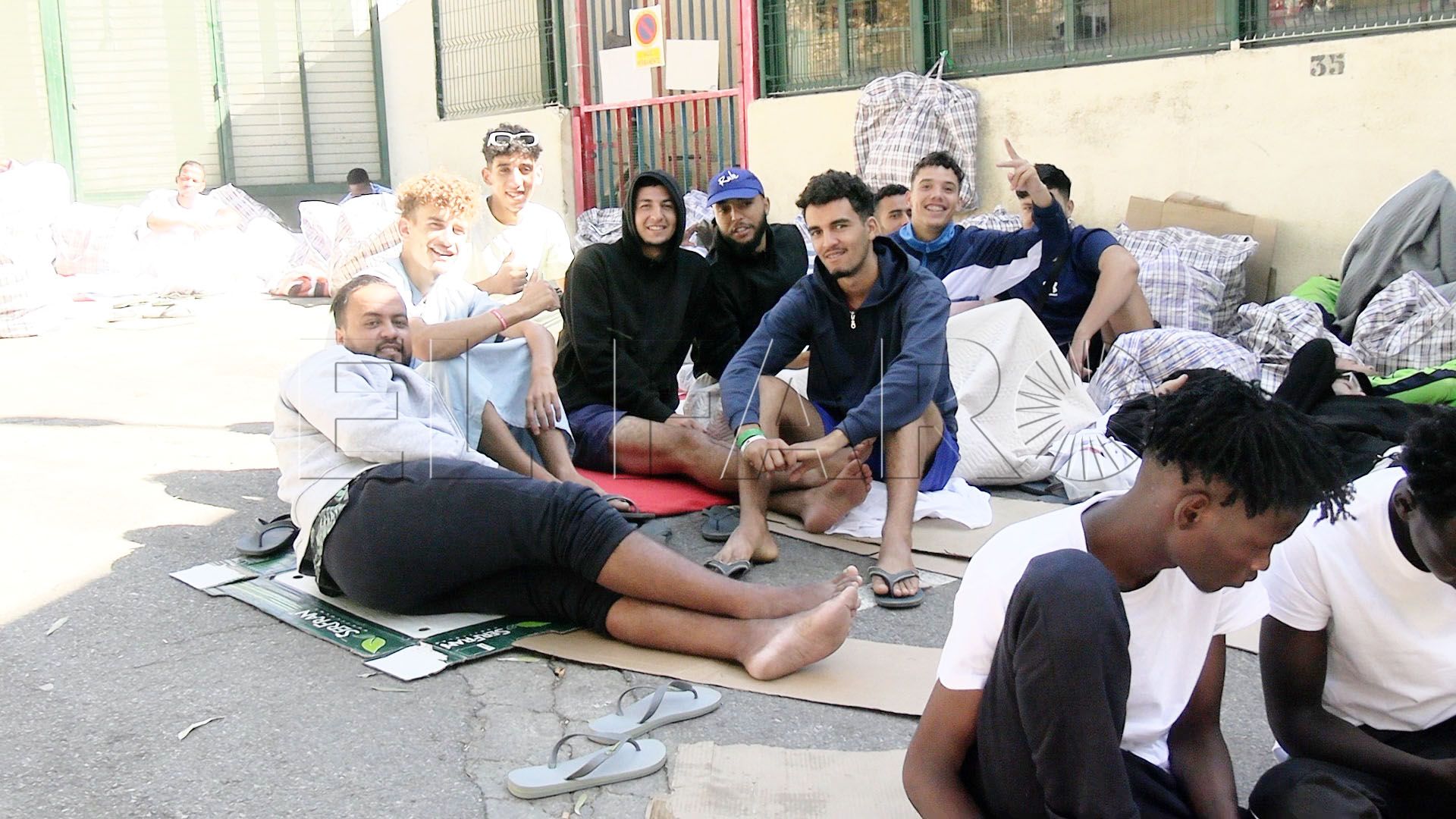 centenar-inmigrantes-duerme-puertas-ceti