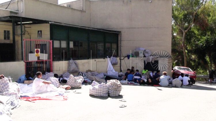 centenar-inmigrantes-duerme-puertas-cetiç-001