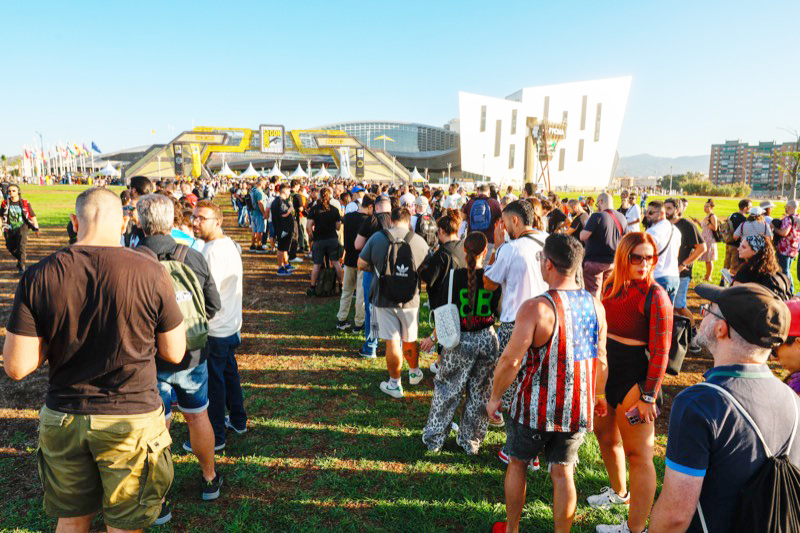 ceuties-comic-con-malaga-arnold-schwarzenegger-dafne-keen-natalia-dyer