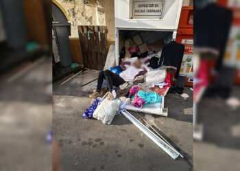 durmiendo-contenedor-ideas-fracasadas-ceuta-sin-albergue