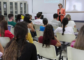 estudiantes-enfermeria-ugr-forman-combatir-estigma-pacientes-vih