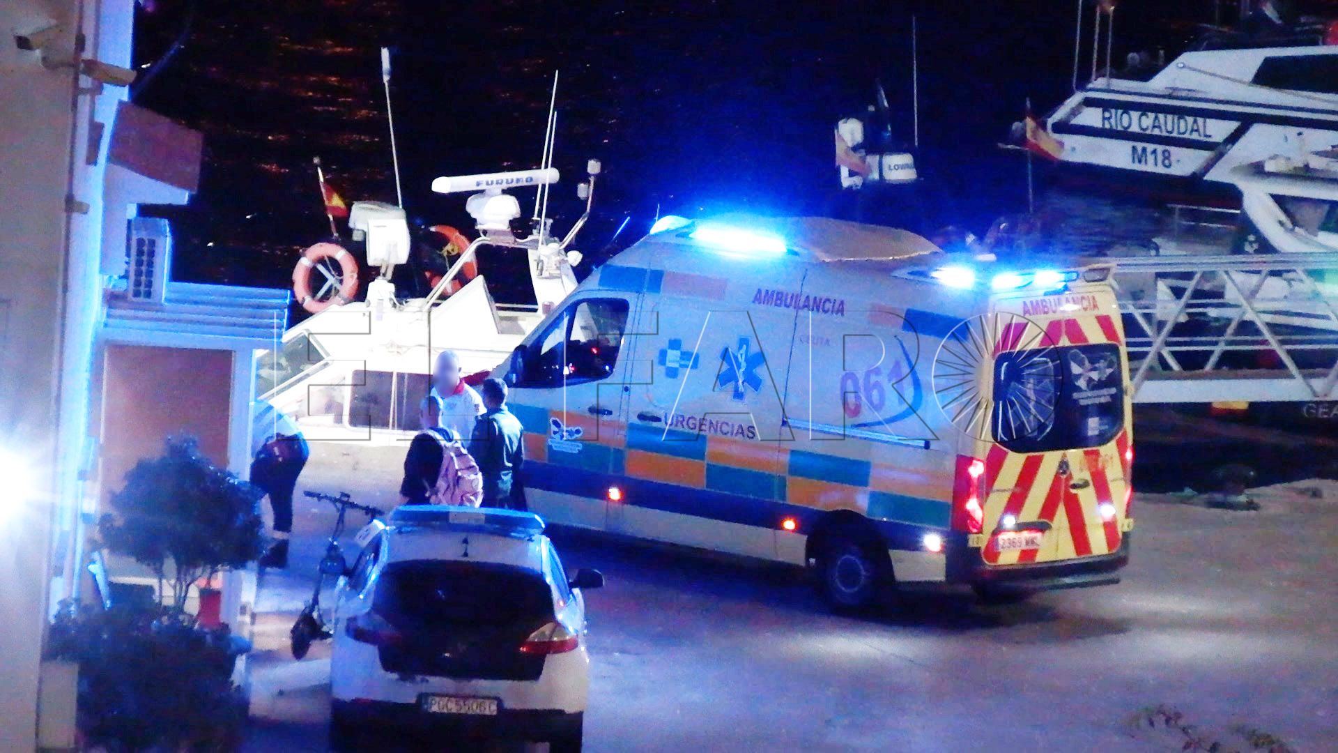 guardia-civil-salva-vida-inmigrante-punto-ahogarse-tarajal-3