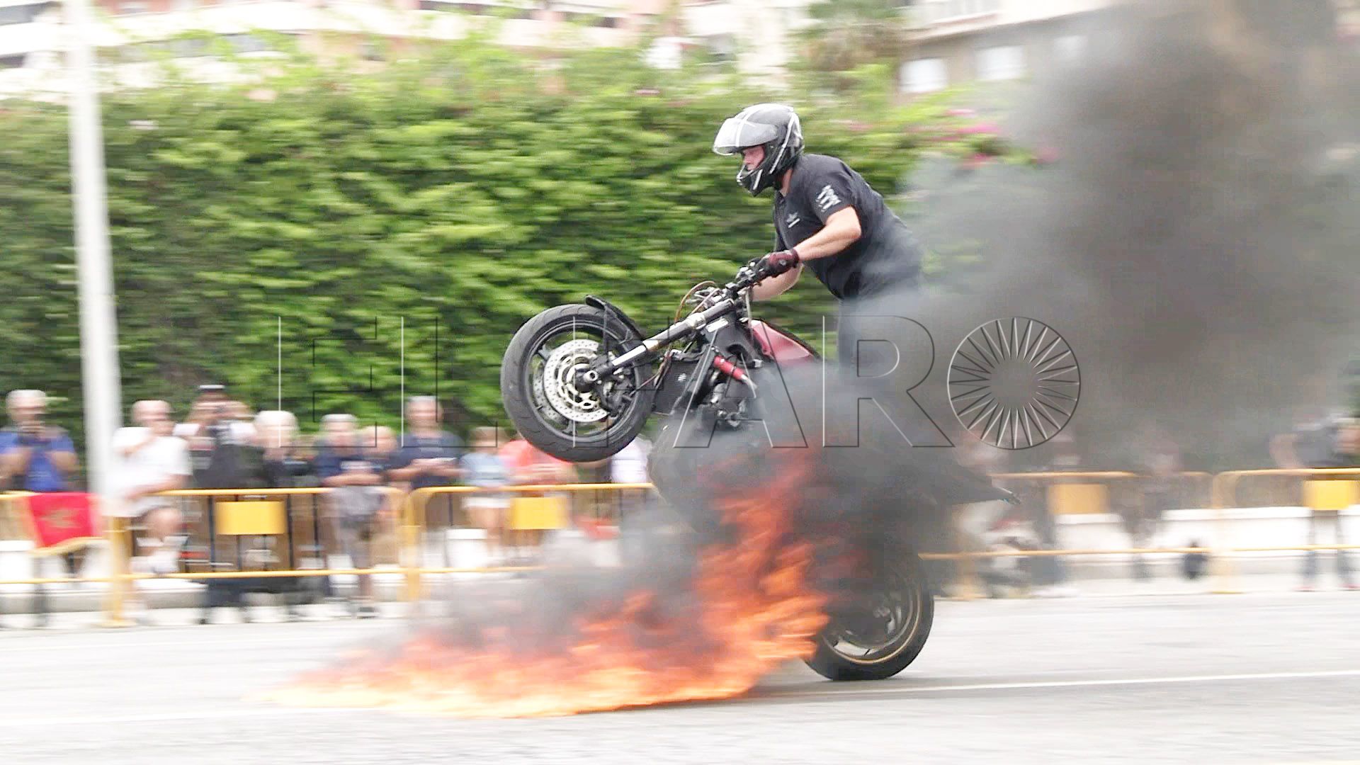 humo-fuego-acelerones-autentico-espectaculo-motos