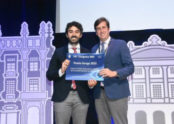 oftalmologo-carlos-rocha-recibe-galardon-arruga-2025