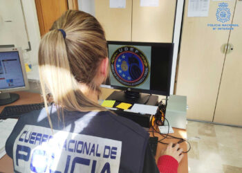 policia-espaldas-ordenador