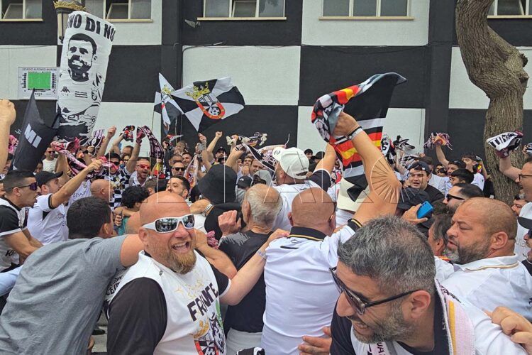 primer-recibimiento-segunda-ceuta-domingo-puerta-vestuarios