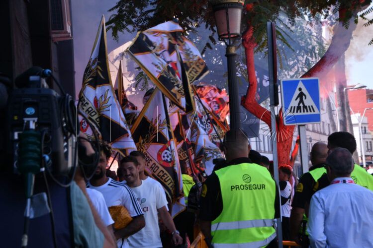 recibimiento-aficion-partido-ad-ceuta-real-zaragoza-futbol-012