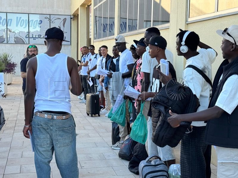 rumbo-peninsula-inmigrantes-dicen-adios-ceuta-011