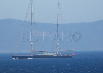 velero-lujo-buques-guerra-benzu-mohamed-vi