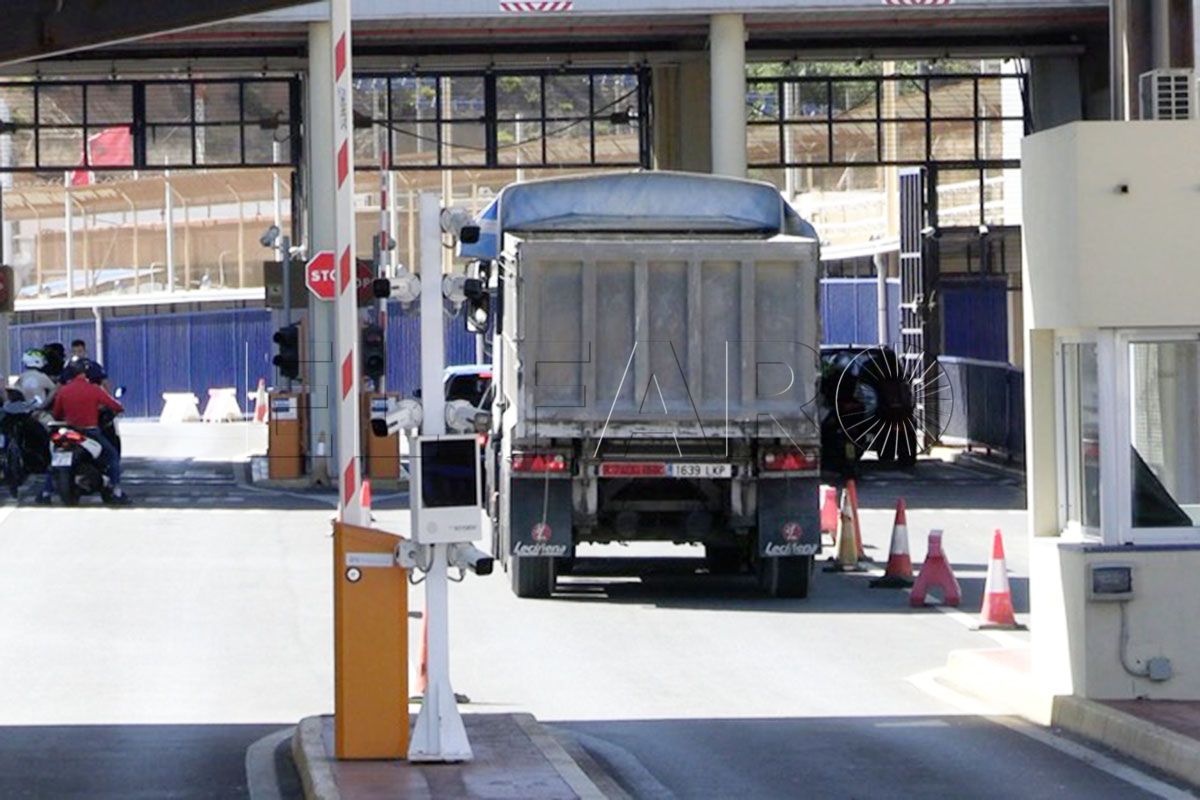 aduana-comercial-ceuta-marruecos-operativa-camion-carga-arena-003-portada