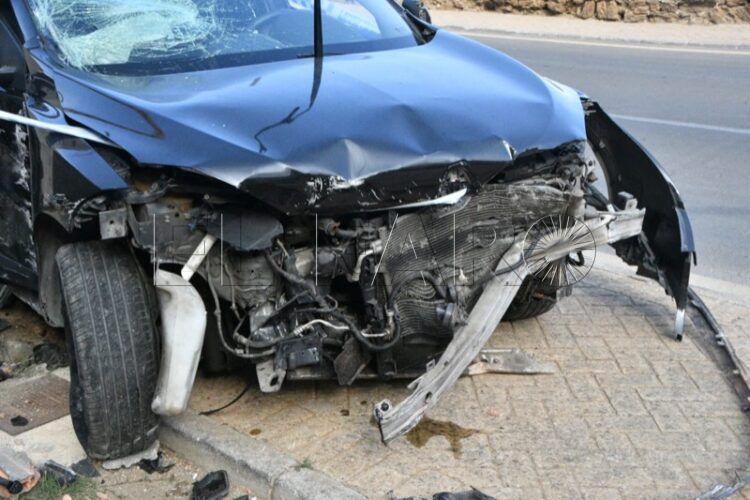 aparatoso-accidente-carretera-cementerio-coche-empotrado-pared