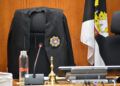 audiencia-vacia-toga-juez