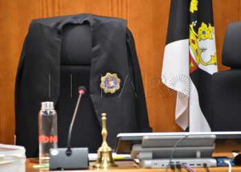 audiencia-vacia-toga-juez