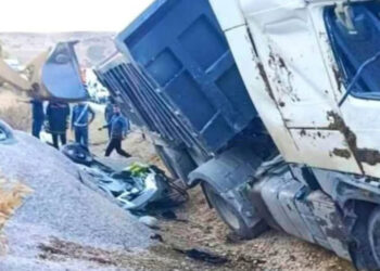 camion-vuelca-sepulta-coche-bajo-toneladas-grava
