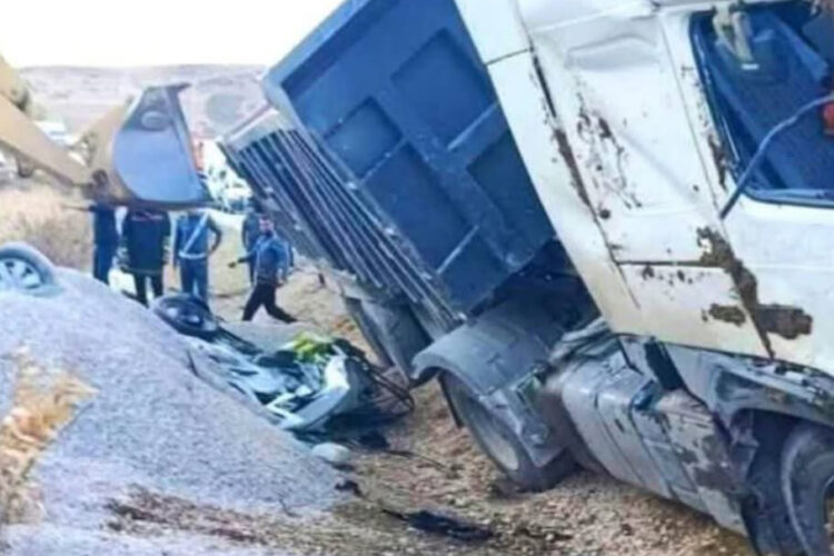 camion-vuelca-sepulta-coche-bajo-toneladas-grava