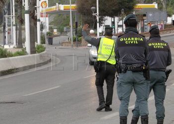 caza-guardia-civil-conductores-movil-comiendo