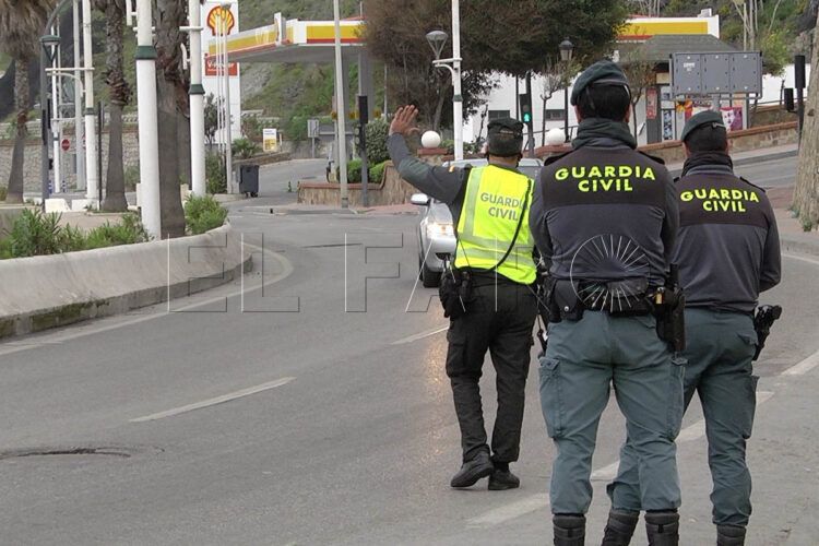 caza-guardia-civil-conductores-movil-comiendo