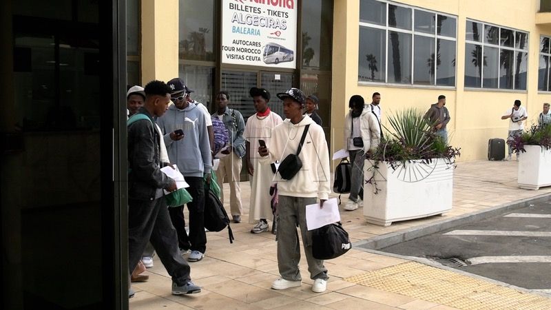 ceti-peninsula-grupo-inmigrantes-deja-ceuta-007