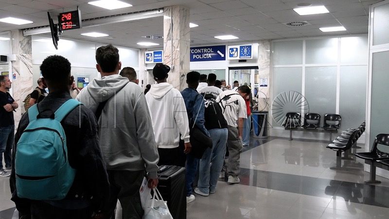 ceti-peninsula-grupo-inmigrantes-deja-ceuta-017