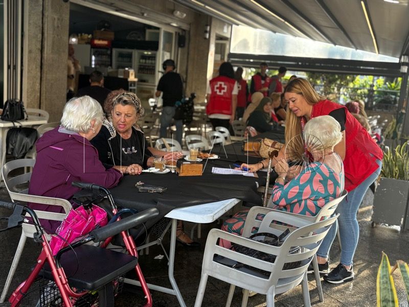 cruz-roja-celebra-desayuno-diamantes-regala-color-mayores-005