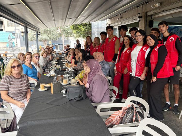 cruz-roja-celebra-desayuno-diamantes-regala-color-mayores-031