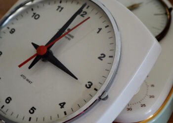 cuenta-regresiva-cambio-hora-afecta-beneficia