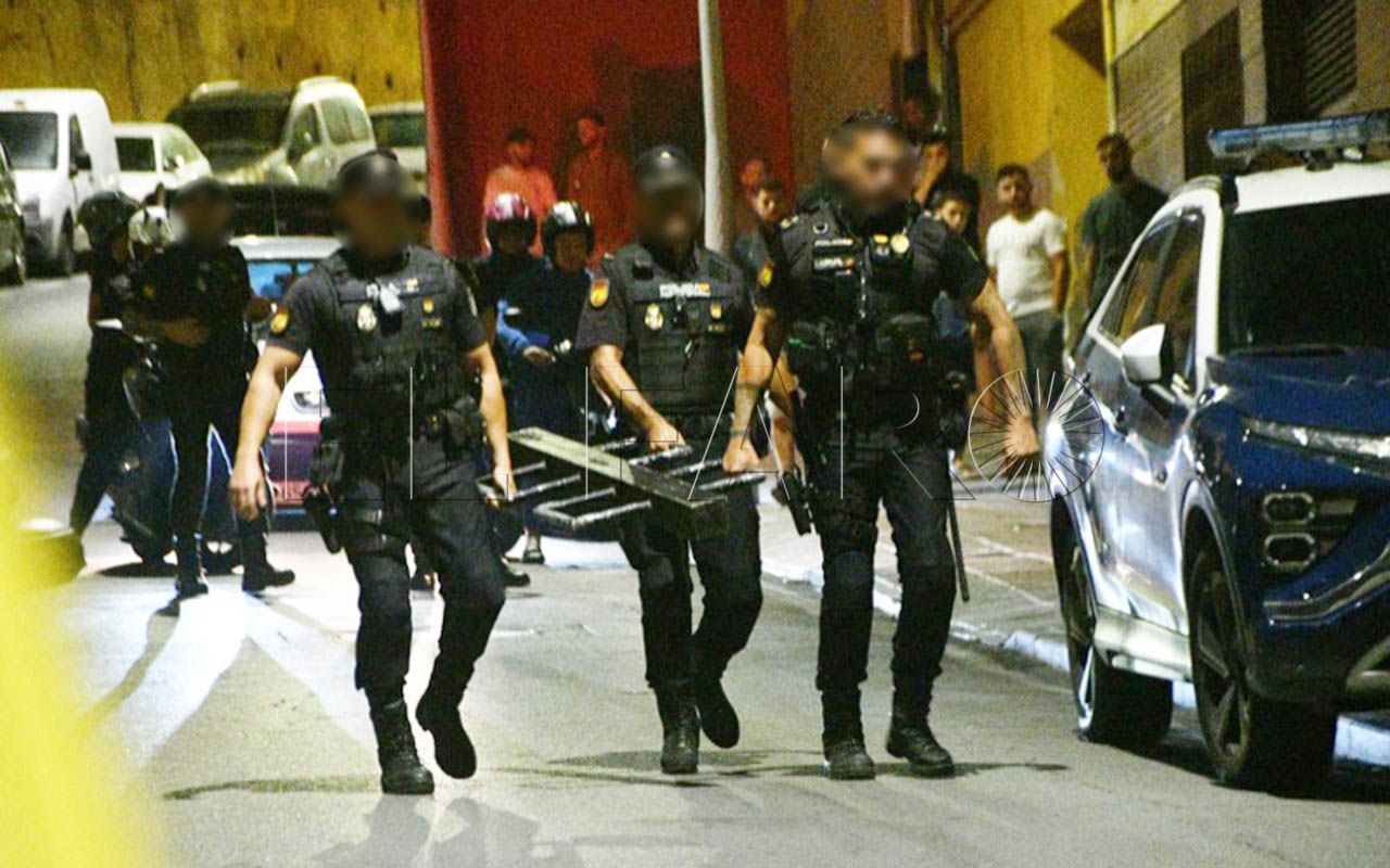 despliegue-policia-nacional-joven-atrincherado-casa-retiene-familia-30-portada