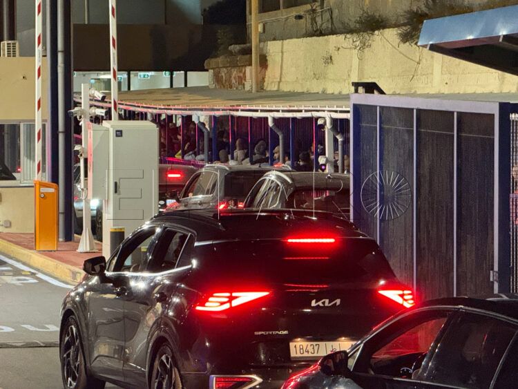 frontera-bloqueada-colas-infernales-coches-atrapados-004