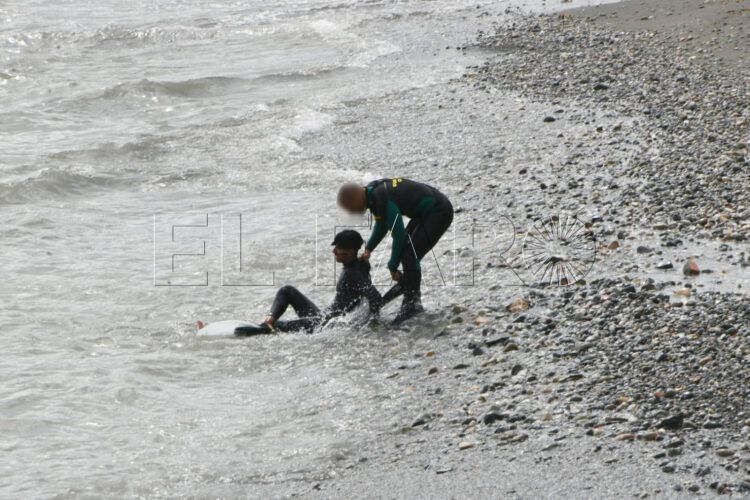 gritos-mar-inmigrantes-nado-guardia-civil-linea-entre-vida-muerte-frontera-sur-18