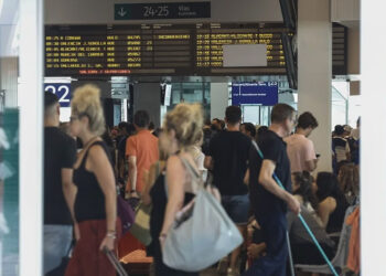 ey-movilidad-sostenible-vuelos-cortos-trenes-nocturnos-etiquetas-dgt