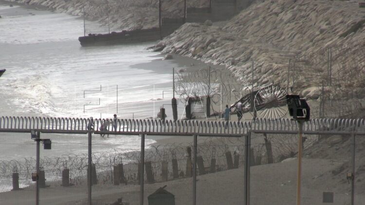 ninas-huyen-marruecos-cada-vez-llegan-mas-ceuta-6