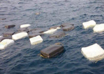 olas-hachis-playas-norte-marruecos-fardos-flotando-alcazarseguer