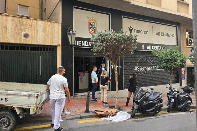 tienda-ceuta-cierra-fuga-agua-1