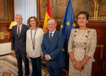 vivas-traslada-ministra-hacienda-maria-jesus-montero-necesidad-plan-social-ceuta-3