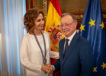 vivas-traslada-ministra-hacienda-maria-jesus-montero-necesidad-plan-social-ceuta-4
