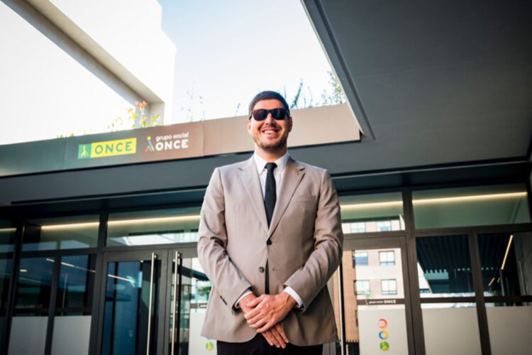 adonay-viera-romera-fundacion-once-baja-vision-imaginario-colectivo-idea-ciego-sin-puntos-medios-002