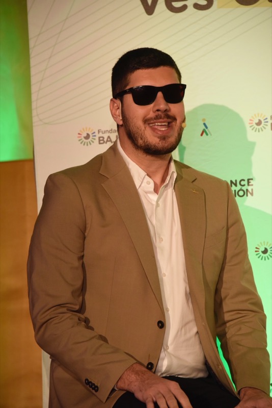 adonay-viera-romera-fundacion-once-baja-vision-imaginario-colectivo-idea-ciego-sin-puntos-medios-004