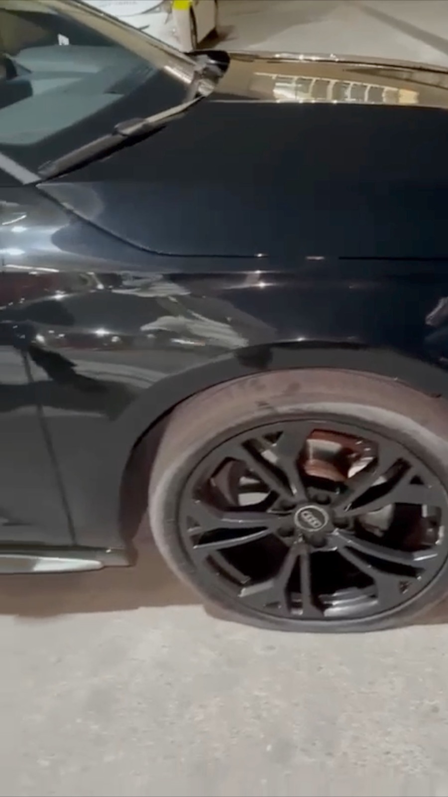 denuncian-rajan-ruedas-coche-discusion-embarque-2