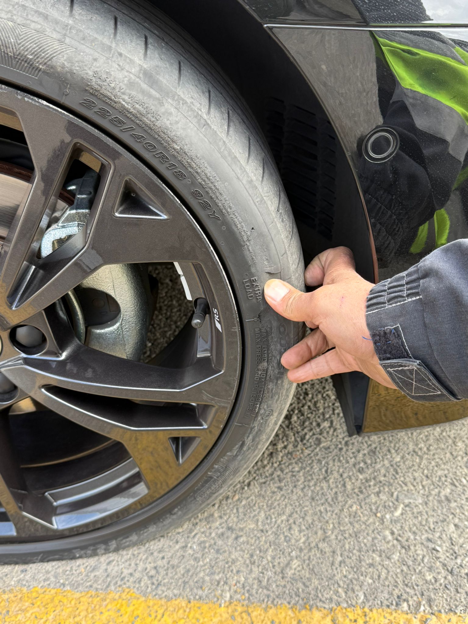 denuncian-rajan-ruedas-coche-discusion-embarque