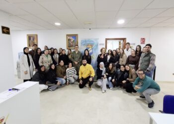 estudiantes-enfermeria-descubren-tesoros-biblioteca-historico-militar-003