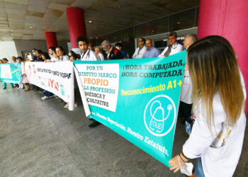 cuarto-dia-huelga-medicos-denuncian-presiones-exigen-estatuto-propio-11
